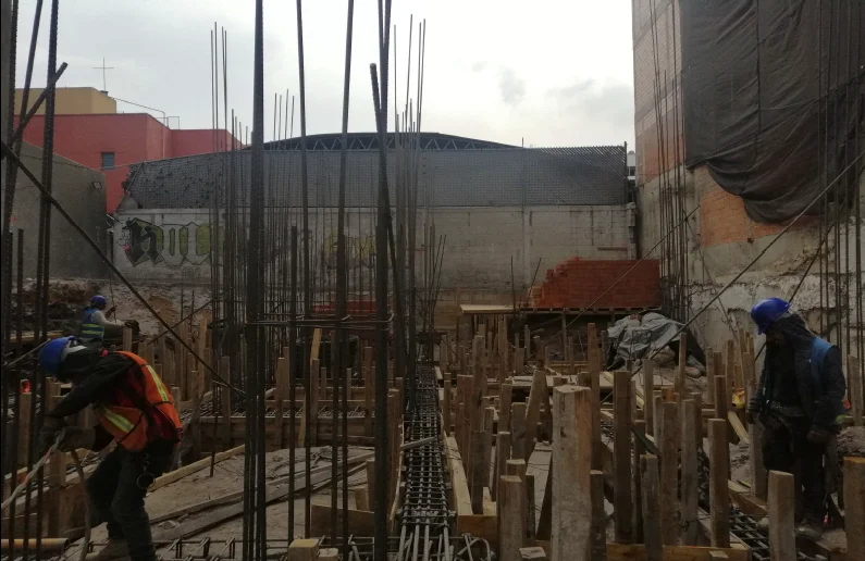 Cimbra y acero de refuerzo en proceso