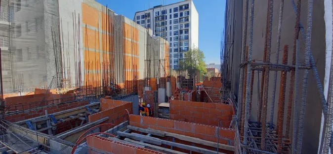 Trabajos de estructura y albañilería en una obra de edificación